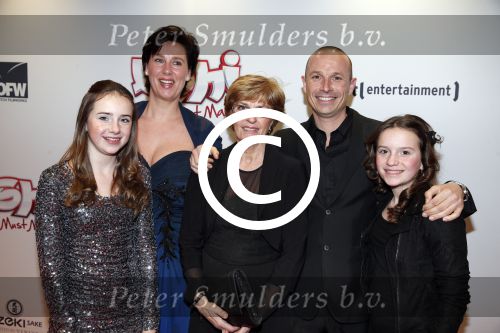 Amsterdam 11 februari 2013
Premiere Ushi must marry met Wendy v Dijk in Tuschinski. Moeder Wendy v Dijk met Mike en kleinkinderen
Peter Smulders bv