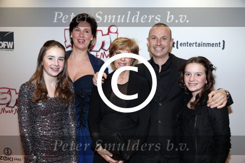 Amsterdam 11 februari 2013
Premiere Ushi must marry met Wendy v Dijk in Tuschinski. Moeder Wendy v Dijk met Mike en kleinkinderen
Peter Smulders bv