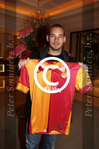 Istanbul 24 januari 2013
Op bezoek bij Wesley Sneijder en zijn vrouw Yolanthe Sneijder Cabau.
Ze slapen in het four seasons hotel . Wesley gaat spelen voor Galatasaray en wordt als een held binnengehaald.
Peter Smulders bv