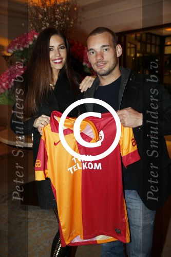 Istanbul 24 januari 2013
Op bezoek bij Wesley Sneijder en zijn vrouw Yolanthe Sneijder Cabau.
Ze slapen in het four seasons hotel . Wesley gaat spelen voor Galatasaray en wordt als een held binnengehaald.
Peter Smulders bv