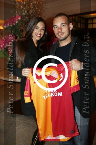 Istanbul 24 januari 2013
Op bezoek bij Wesley Sneijder en zijn vrouw Yolanthe Sneijder Cabau.
Ze slapen in het four seasons hotel . Wesley gaat spelen voor Galatasaray en wordt als een held binnengehaald.
Peter Smulders bv