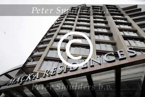 Istanbul 25 januari 2013
In dit Appartementen complex mede ontworpen door Giorgio Armani gaan Wesley Sneijder en zijn vrouw Yolanthe Sneijder cabau in een prachtige penthouse wonen met overzicht over heel Istanbul.
Peter Smulders bv
