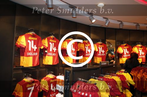 Istanbul 24 januari 2013
Op bezoek bij Wesley Sneijder en zijn vrouw Yolanthe Sneijder Cabau.
Ze slapen in het four seasons hotel . Wesley gaat spelen voor Galatasaray en wordt als een held binnengehaald. souvenirshop
Peter Smulders bv