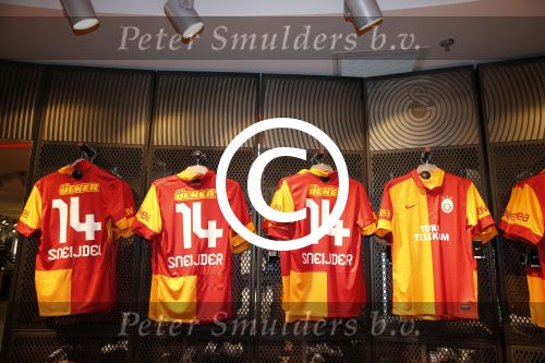 Istanbul 24 januari 2013
Op bezoek bij Wesley Sneijder en zijn vrouw Yolanthe Sneijder Cabau.
Ze slapen in het four seasons hotel . Wesley gaat spelen voor Galatasaray en wordt als een held binnengehaald. souvenirshop
Peter Smulders bv