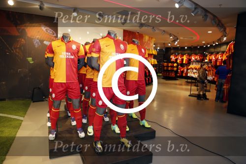 Istanbul 24 januari 2013
Op bezoek bij Wesley Sneijder en zijn vrouw Yolanthe Sneijder Cabau.
Ze slapen in het four seasons hotel . Wesley gaat spelen voor Galatasaray en wordt als een held binnengehaald. souvenirshop
Peter Smulders bv