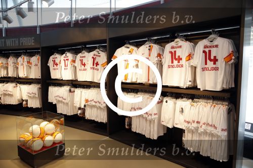 Istanbul 24 januari 2013
Op bezoek bij Wesley Sneijder en zijn vrouw Yolanthe Sneijder Cabau.
Ze slapen in het four seasons hotel . Wesley gaat spelen voor Galatasaray en wordt als een held binnengehaald. souvenirshop
Peter Smulders bv