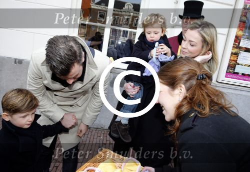 Leiden 10 februari 2013
Premiere Woezel en Pip in de Leidse schouwburg. Winston Gerschtanowitz met Renate Verbaan en zoons
Peter Smulders bv