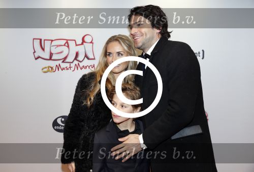 Amsterdam 11 februari 2013
Premiere Ushi must marry met Wendy v Dijk in Tuschinski. Xander de Buisonje met vrouw Sophie en zoon Sem v Dijk
Peter Smulders bv