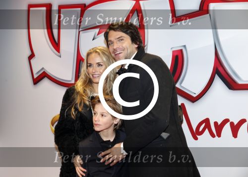 Amsterdam 11 februari 2013
Premiere Ushi must marry met Wendy v Dijk in Tuschinski. Xander de Buisonje met vrouw Sophie en zoon Sem v Dijk
Peter Smulders bv
