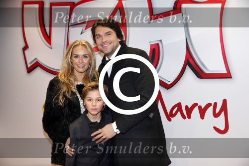 Amsterdam 11 februari 2013
Premiere Ushi must marry met Wendy v Dijk in Tuschinski. Xander de Buisonje met vrouw Sophie en zoon Sem v Dijk
Peter Smulders bv