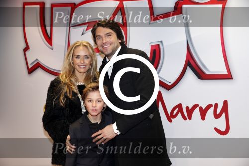 Amsterdam 11 februari 2013
Premiere Ushi must marry met Wendy v Dijk in Tuschinski. Xander de Buisonje met vrouw Sophie en zoon Sem v Dijk
Peter Smulders bv