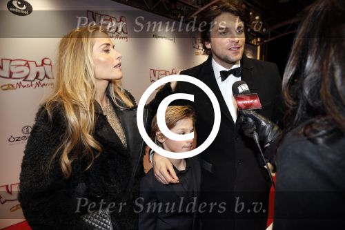 Amsterdam 11 februari 2013
Premiere Ushi must marry met Wendy v Dijk in Tuschinski. Xander de Buisonje met vrouw Sophie en zoon Sem v Dijk
Peter Smulders bv
