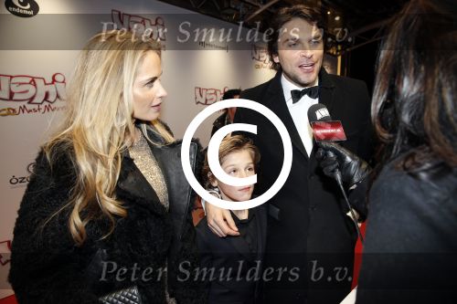Amsterdam 11 februari 2013
Premiere Ushi must marry met Wendy v Dijk in Tuschinski. Xander de Buisonje met vrouw Sophie en zoon Sem v Dijk
Peter Smulders bv