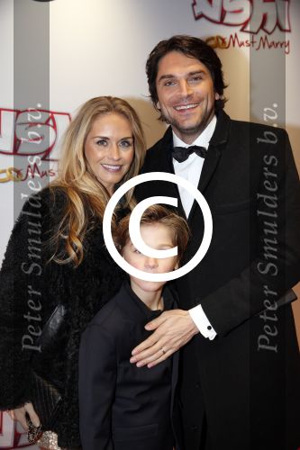 Amsterdam 11 februari 2013
Premiere Ushi must marry met Wendy v Dijk in Tuschinski. Xander de Buisonje met vrouw Sophie en zoon Sem v Dijk
Peter Smulders bv