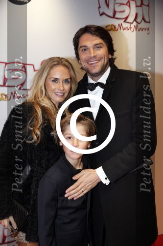 Amsterdam 11 februari 2013
Premiere Ushi must marry met Wendy v Dijk in Tuschinski. Xander de Buisonje met vrouw Sophie en zoon Sem v Dijk
Peter Smulders bv