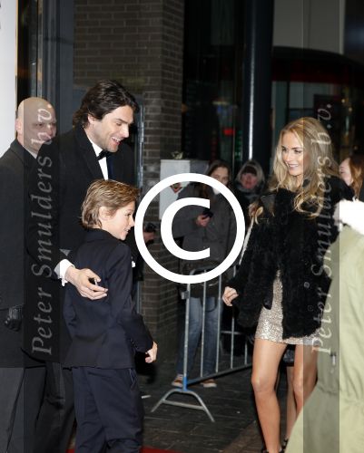Amsterdam 11 februari 2013
Premiere Ushi must marry met Wendy v Dijk in Tuschinski. Xander de Buisonje met vrouw Sophie en zoon Sem v Dijk
Peter Smulders bv