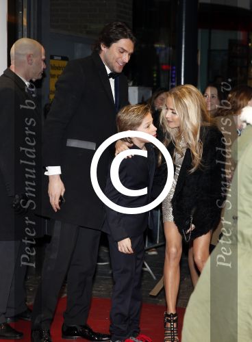 Amsterdam 11 februari 2013
Premiere Ushi must marry met Wendy v Dijk in Tuschinski. Xander de Buisonje met vrouw Sophie en zoon Sem v Dijk
Peter Smulders bv