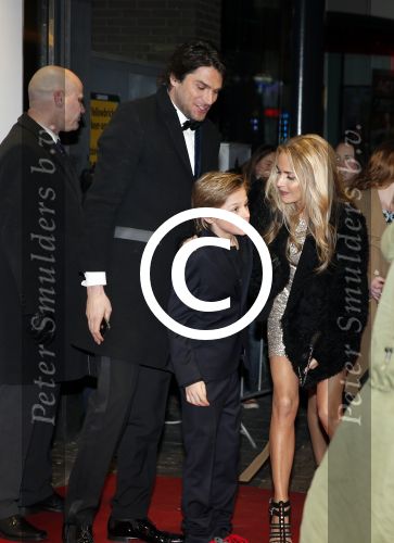 Amsterdam 11 februari 2013
Premiere Ushi must marry met Wendy v Dijk in Tuschinski. Xander de Buisonje met vrouw Sophie en zoon Sem v Dijk
Peter Smulders bv