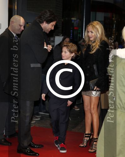 Amsterdam 11 februari 2013
Premiere Ushi must marry met Wendy v Dijk in Tuschinski. Xander de Buisonje met vrouw Sophie en zoon Sem v Dijk
Peter Smulders bv