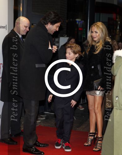 Amsterdam 11 februari 2013
Premiere Ushi must marry met Wendy v Dijk in Tuschinski. Xander de Buisonje met vrouw Sophie en zoon Sem v Dijk
Peter Smulders bv