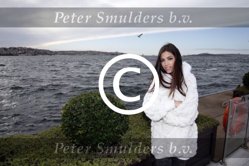 Istanbul 25 januari 2013
Yolanthe Sneijder Cabau samen met haar schoonvader Berrie Sneijder en hondje James in de tuin van het four seasons Hotel in Istanbul.
Peter Smulders bv