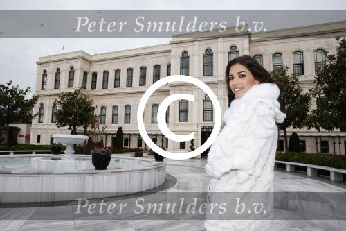 Istanbul 25 januari 2013
Yolanthe Sneijder Cabau samen met haar schoonvader Berrie Sneijder en hondje James in de tuin van het four seasons Hotel in Istanbul.
Peter Smulders bv
