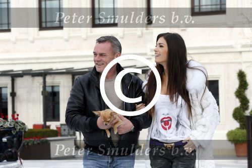 Istanbul 25 januari 2013
Yolanthe Sneijder Cabau samen met haar schoonvader Berrie Sneijder en hondje James in de tuin van het four seasons Hotel in Istanbul.
Peter Smulders bv