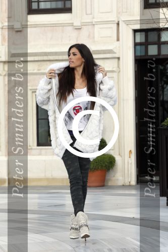 Istanbul 25 januari 2013
Yolanthe Sneijder Cabau samen met haar schoonvader Berrie Sneijder en hondje James in de tuin van het four seasons Hotel in Istanbul.
Peter Smulders bv
