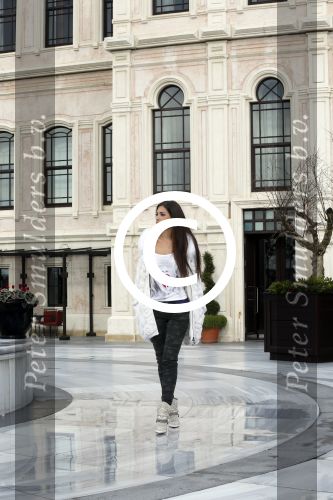 Istanbul 25 januari 2013
Yolanthe Sneijder Cabau samen met haar schoonvader Berrie Sneijder en hondje James in de tuin van het four seasons Hotel in Istanbul.
Peter Smulders bv