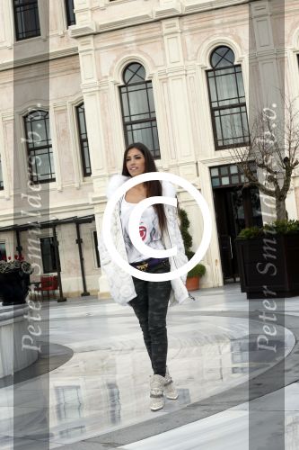 Istanbul 25 januari 2013
Yolanthe Sneijder Cabau samen met haar schoonvader Berrie Sneijder en hondje James in de tuin van het four seasons Hotel in Istanbul.
Peter Smulders bv