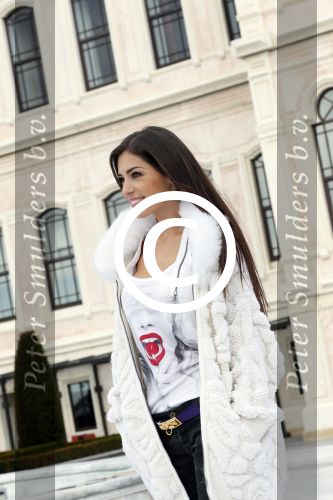 Istanbul 25 januari 2013
Yolanthe Sneijder Cabau samen met haar schoonvader Berrie Sneijder en hondje James in de tuin van het four seasons Hotel in Istanbul.
Peter Smulders bv