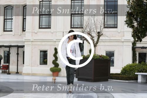 Istanbul 25 januari 2013
Yolanthe Sneijder Cabau samen met haar schoonvader Berrie Sneijder en hondje James in de tuin van het four seasons Hotel in Istanbul.
Peter Smulders bv
