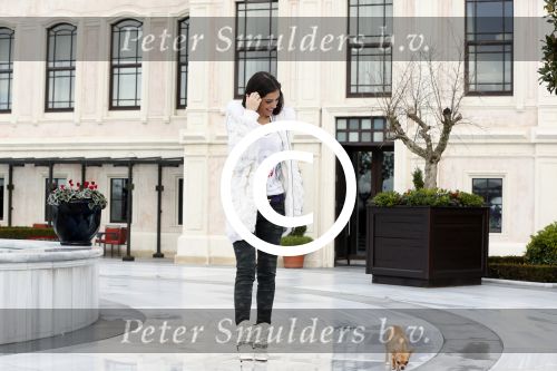 Istanbul 25 januari 2013
Yolanthe Sneijder Cabau samen met haar schoonvader Berrie Sneijder en hondje James in de tuin van het four seasons Hotel in Istanbul.
Peter Smulders bv