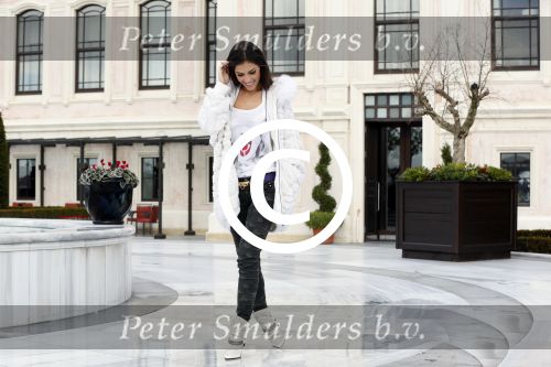 Istanbul 25 januari 2013
Yolanthe Sneijder Cabau samen met haar schoonvader Berrie Sneijder en hondje James in de tuin van het four seasons Hotel in Istanbul.
Peter Smulders bv