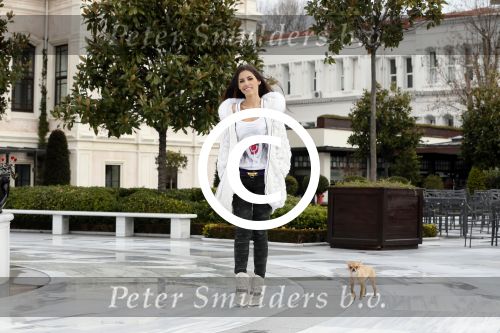 Istanbul 25 januari 2013
Yolanthe Sneijder Cabau samen met haar schoonvader Berrie Sneijder en hondje James in de tuin van het four seasons Hotel in Istanbul.
Peter Smulders bv