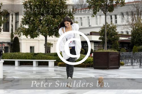 Istanbul 25 januari 2013
Yolanthe Sneijder Cabau samen met haar schoonvader Berrie Sneijder en hondje James in de tuin van het four seasons Hotel in Istanbul.
Peter Smulders bv