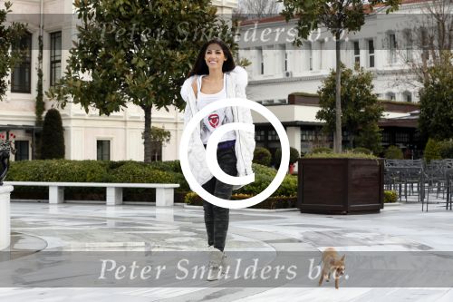Istanbul 25 januari 2013
Yolanthe Sneijder Cabau samen met haar schoonvader Berrie Sneijder en hondje James in de tuin van het four seasons Hotel in Istanbul.
Peter Smulders bv