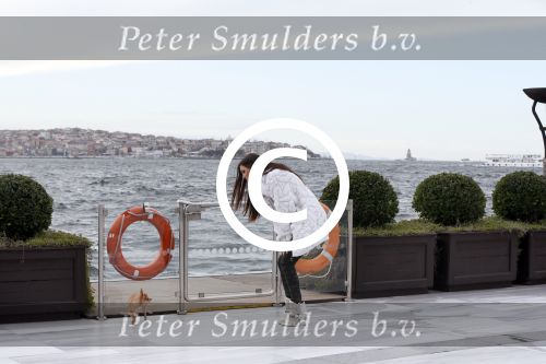 Istanbul 25 januari 2013
Yolanthe Sneijder Cabau samen met haar schoonvader Berrie Sneijder en hondje James in de tuin van het four seasons Hotel in Istanbul.
Peter Smulders bv