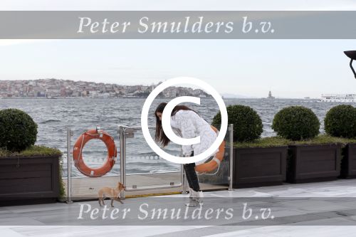 Istanbul 25 januari 2013
Yolanthe Sneijder Cabau samen met haar schoonvader Berrie Sneijder en hondje James in de tuin van het four seasons Hotel in Istanbul.
Peter Smulders bv