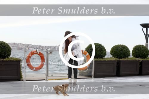 Istanbul 25 januari 2013
Yolanthe Sneijder Cabau samen met haar schoonvader Berrie Sneijder en hondje James in de tuin van het four seasons Hotel in Istanbul.
Peter Smulders bv