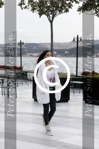 Istanbul 25 januari 2013
Yolanthe Sneijder Cabau samen met haar schoonvader Berrie Sneijder en hondje James in de tuin van het four seasons Hotel in Istanbul.
Peter Smulders bv