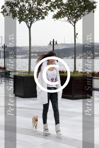 Istanbul 25 januari 2013
Yolanthe Sneijder Cabau samen met haar schoonvader Berrie Sneijder en hondje James in de tuin van het four seasons Hotel in Istanbul.
Peter Smulders bv