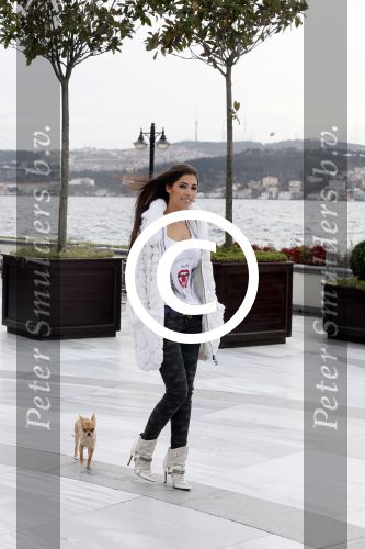 Istanbul 25 januari 2013
Yolanthe Sneijder Cabau samen met haar schoonvader Berrie Sneijder en hondje James in de tuin van het four seasons Hotel in Istanbul.
Peter Smulders bv