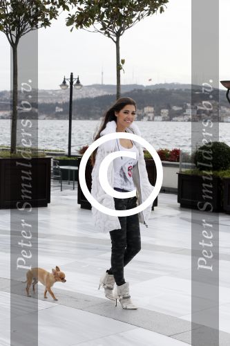 Istanbul 25 januari 2013
Yolanthe Sneijder Cabau samen met haar schoonvader Berrie Sneijder en hondje James in de tuin van het four seasons Hotel in Istanbul.
Peter Smulders bv
