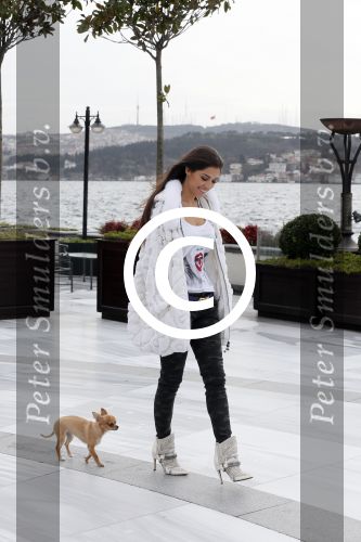 Istanbul 25 januari 2013
Yolanthe Sneijder Cabau samen met haar schoonvader Berrie Sneijder en hondje James in de tuin van het four seasons Hotel in Istanbul.
Peter Smulders bv