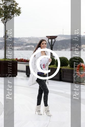 Istanbul 25 januari 2013
Yolanthe Sneijder Cabau samen met haar schoonvader Berrie Sneijder en hondje James in de tuin van het four seasons Hotel in Istanbul.
Peter Smulders bv
