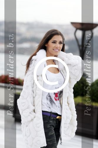 Istanbul 25 januari 2013
Yolanthe Sneijder Cabau samen met haar schoonvader Berrie Sneijder en hondje James in de tuin van het four seasons Hotel in Istanbul.
Peter Smulders bv