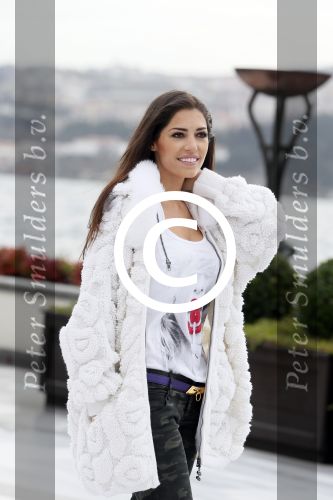 Istanbul 25 januari 2013
Yolanthe Sneijder Cabau samen met haar schoonvader Berrie Sneijder en hondje James in de tuin van het four seasons Hotel in Istanbul.
Peter Smulders bv