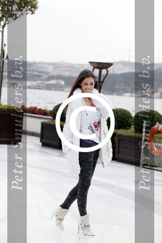 Istanbul 25 januari 2013
Yolanthe Sneijder Cabau samen met haar schoonvader Berrie Sneijder en hondje James in de tuin van het four seasons Hotel in Istanbul.
Peter Smulders bv