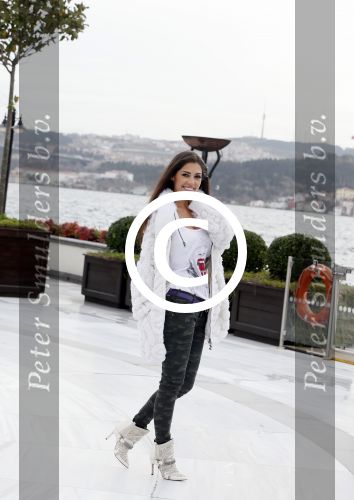 Istanbul 25 januari 2013
Yolanthe Sneijder Cabau samen met haar schoonvader Berrie Sneijder en hondje James in de tuin van het four seasons Hotel in Istanbul.
Peter Smulders bv